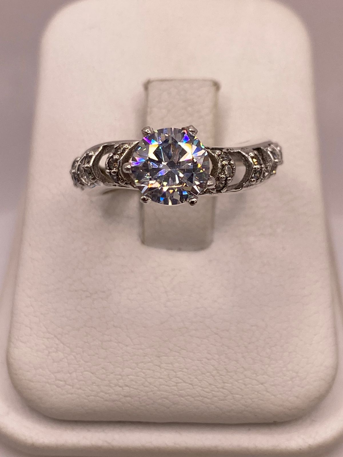 Anillo Solitario de Zirconia Blanca en Plata Ley 925, vista frontal
