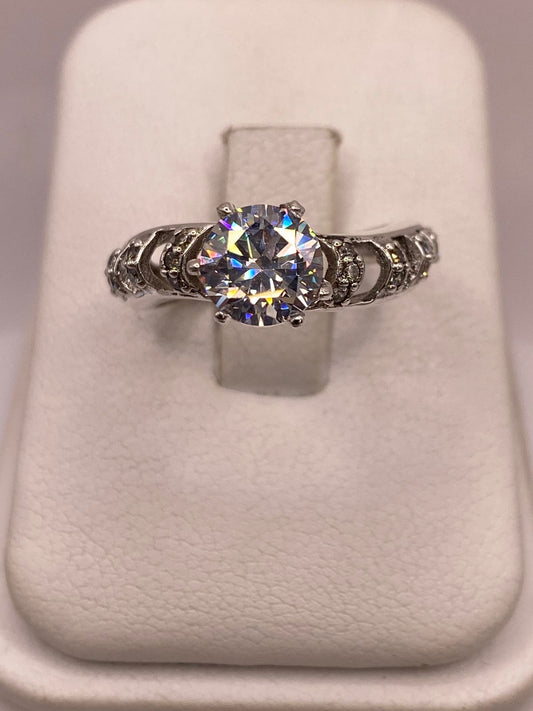 Anillo Solitario de Zirconia Blanca en Plata Ley 925 — detalle de acabado