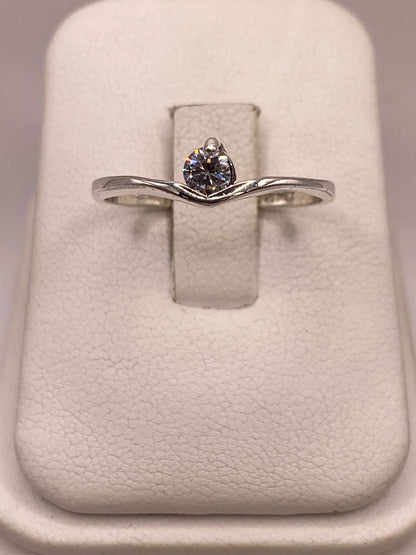 Anillo Solitario con Zirconia Blanca en Plata Ley 925 en báscula mostrando peso