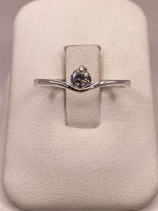 Anillo Solitario con Zirconia Blanca en Plata Ley 925, vista frontal
