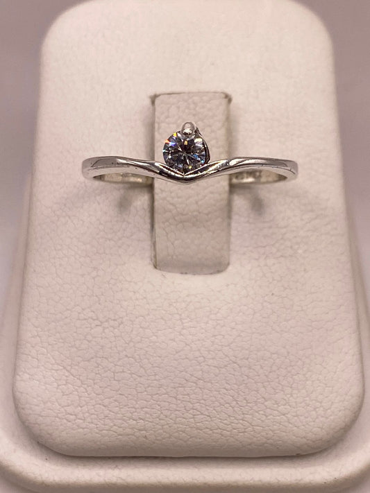 Anillo Solitario con Zirconia Blanca en Plata Ley 925 en báscula mostrando peso