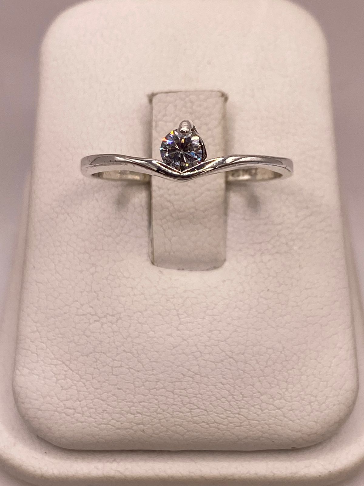 Anillo Solitario con Zirconia Blanca en Plata Ley 925 en báscula mostrando peso