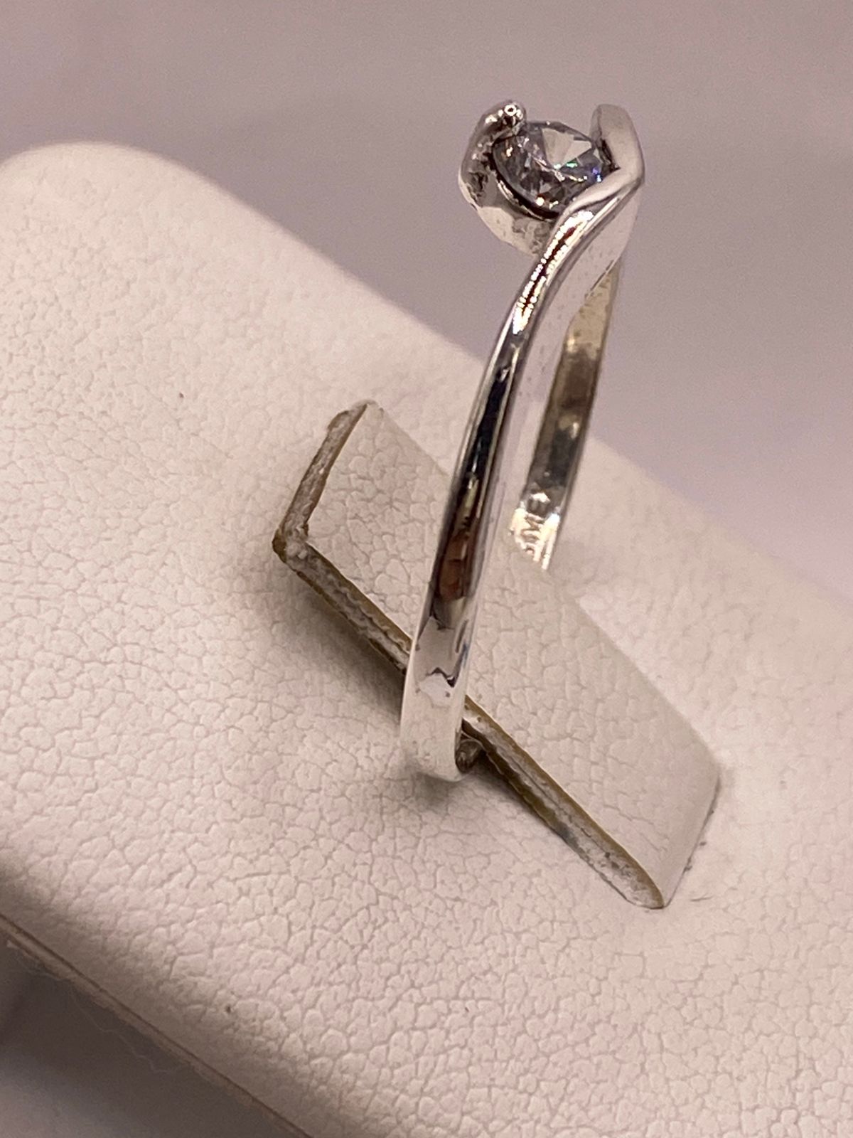 Anillo Solitario con Zirconia Blanca en Plata Ley 925, vista superior