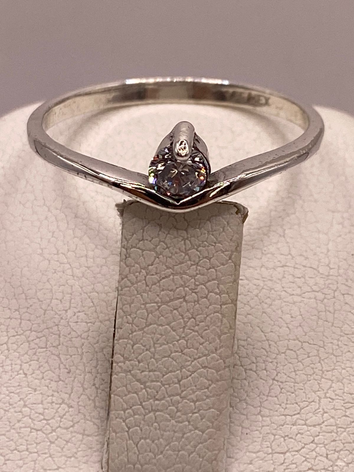 Anillo Solitario con Zirconia Blanca en Plata Ley 925, sello de autenticidad Plata Ley .925