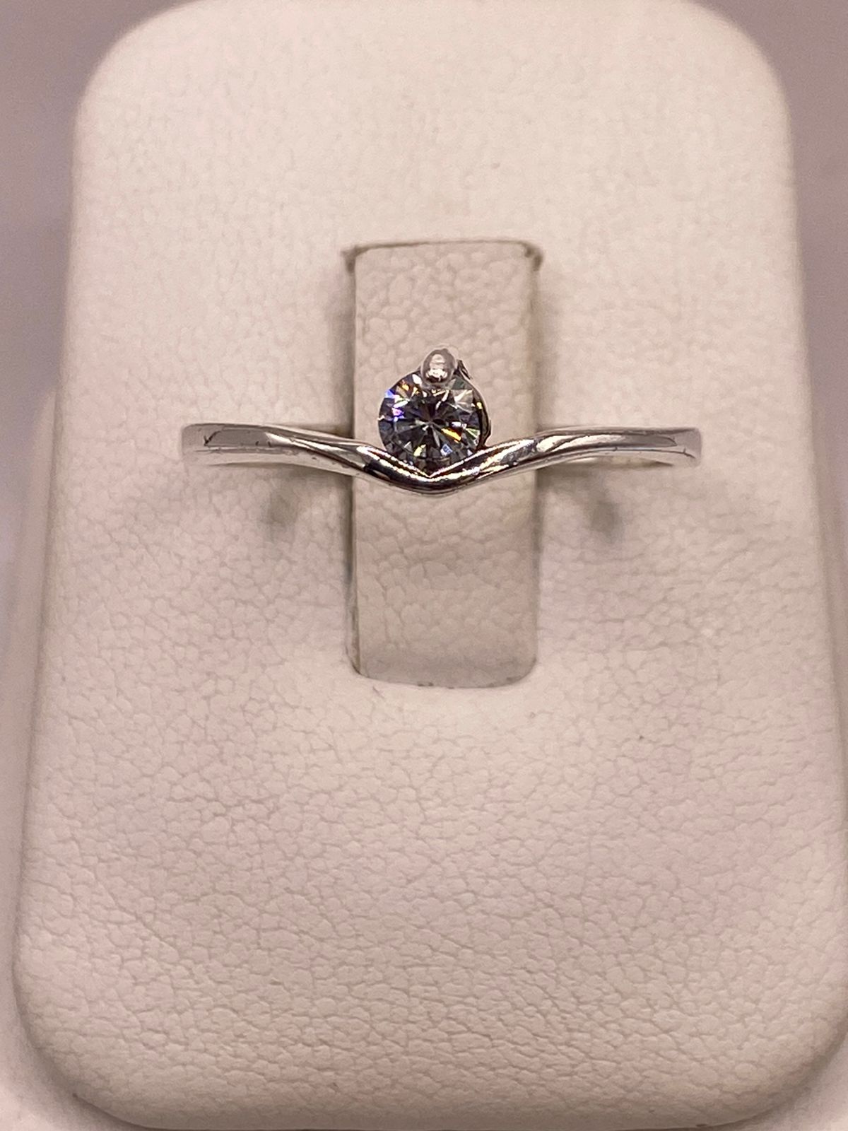 Anillo Solitario con Zirconia Blanca en Plata Ley 925, vista de detalle