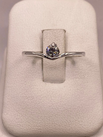 Anillo Solitario con Zirconia Blanca en Plata Ley 925, vista de detalle
