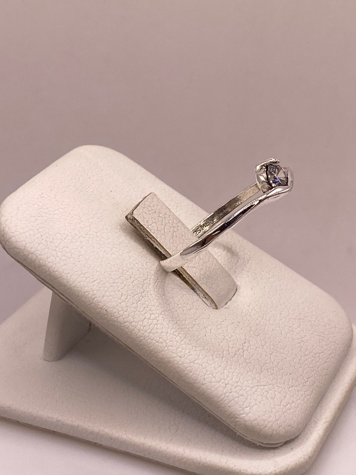 Anillo Solitario con Zirconia Blanca en Plata Ley 925, vista lateral