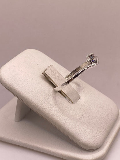 Anillo Solitario con Zirconia Blanca en Plata Ley 925, vista lateral