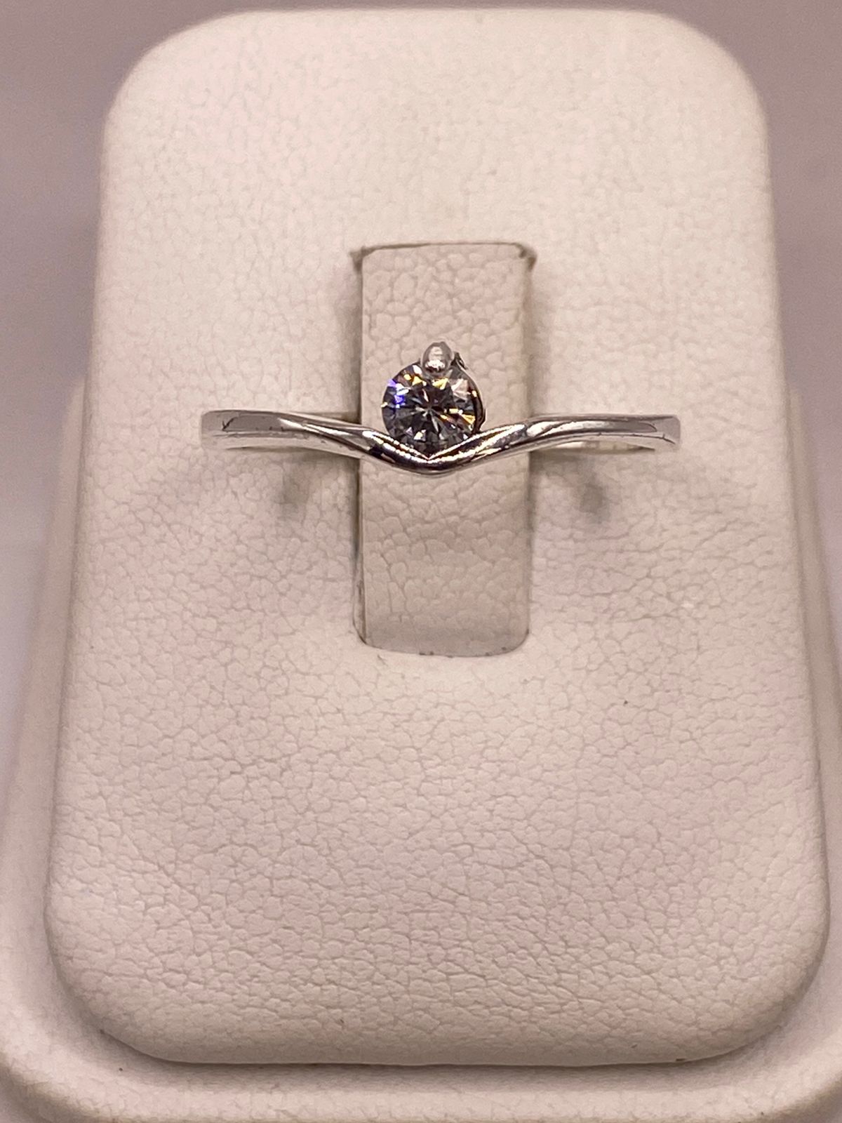 Anillo Solitario con Zirconia Blanca en Plata Ley 925, vista frontal