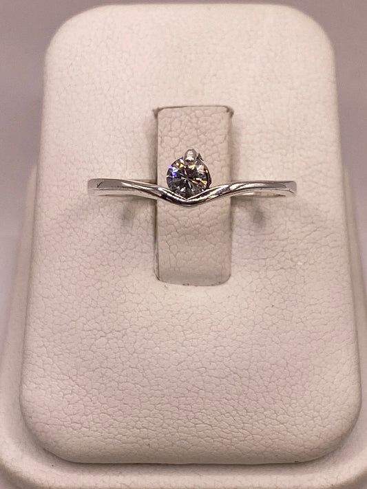 Anillo Solitario con Zirconia Blanca en Plata Ley 925, vista frontal