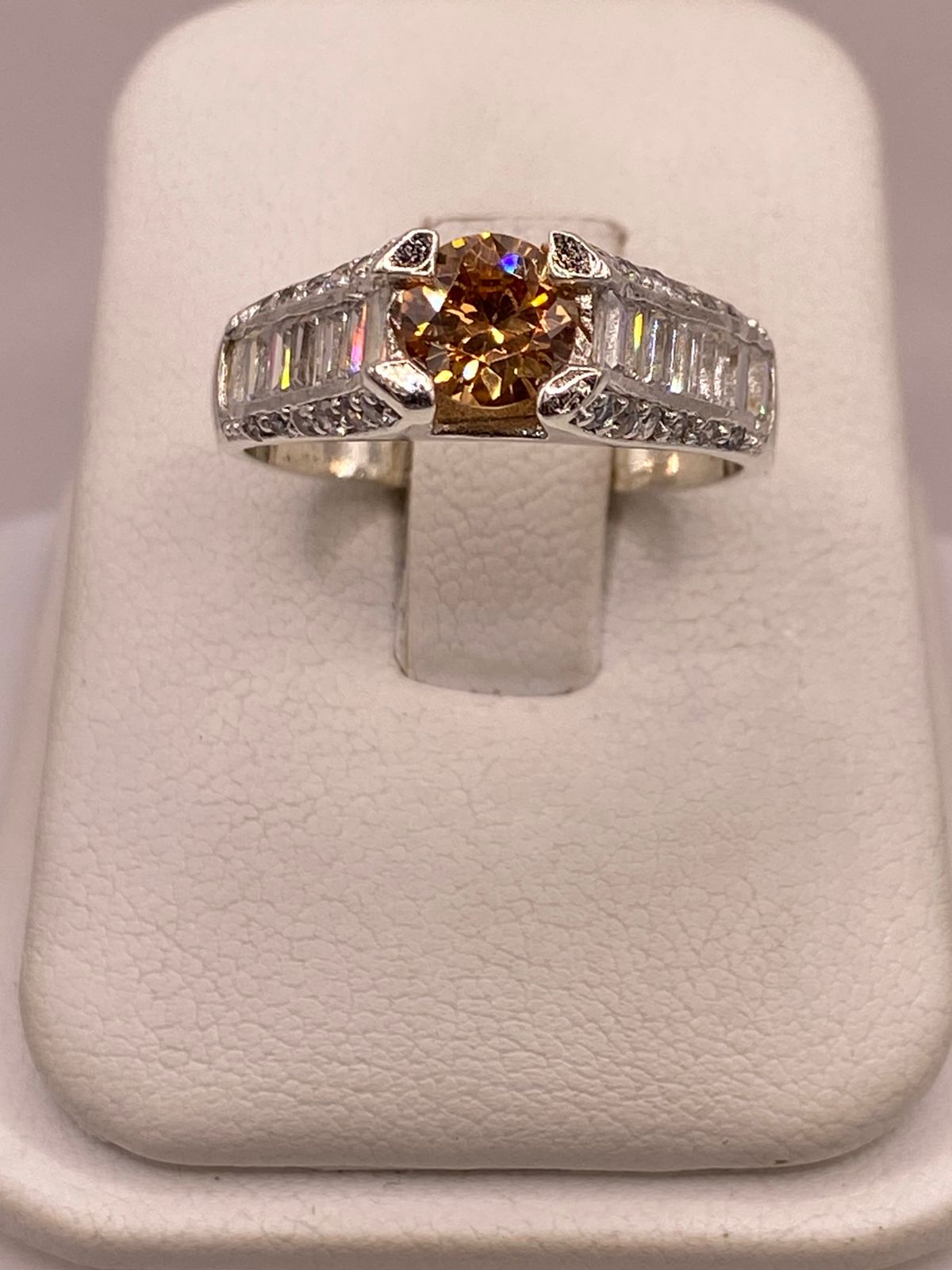 ANILLO SOLITARIO CON ZIRCONIA EN PLATA LEY 925 , vista lateral