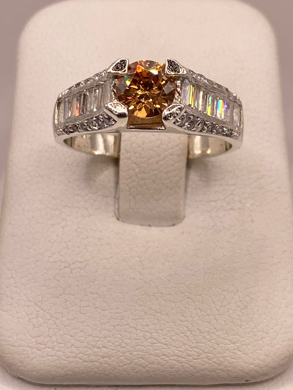 Anillo Solitario con Zirconia en Plata Ley 925 — ángulo diagonal