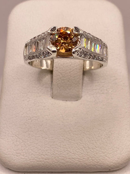 Anillo Solitario con Zirconia en Plata Ley 925 — ángulo diagonal