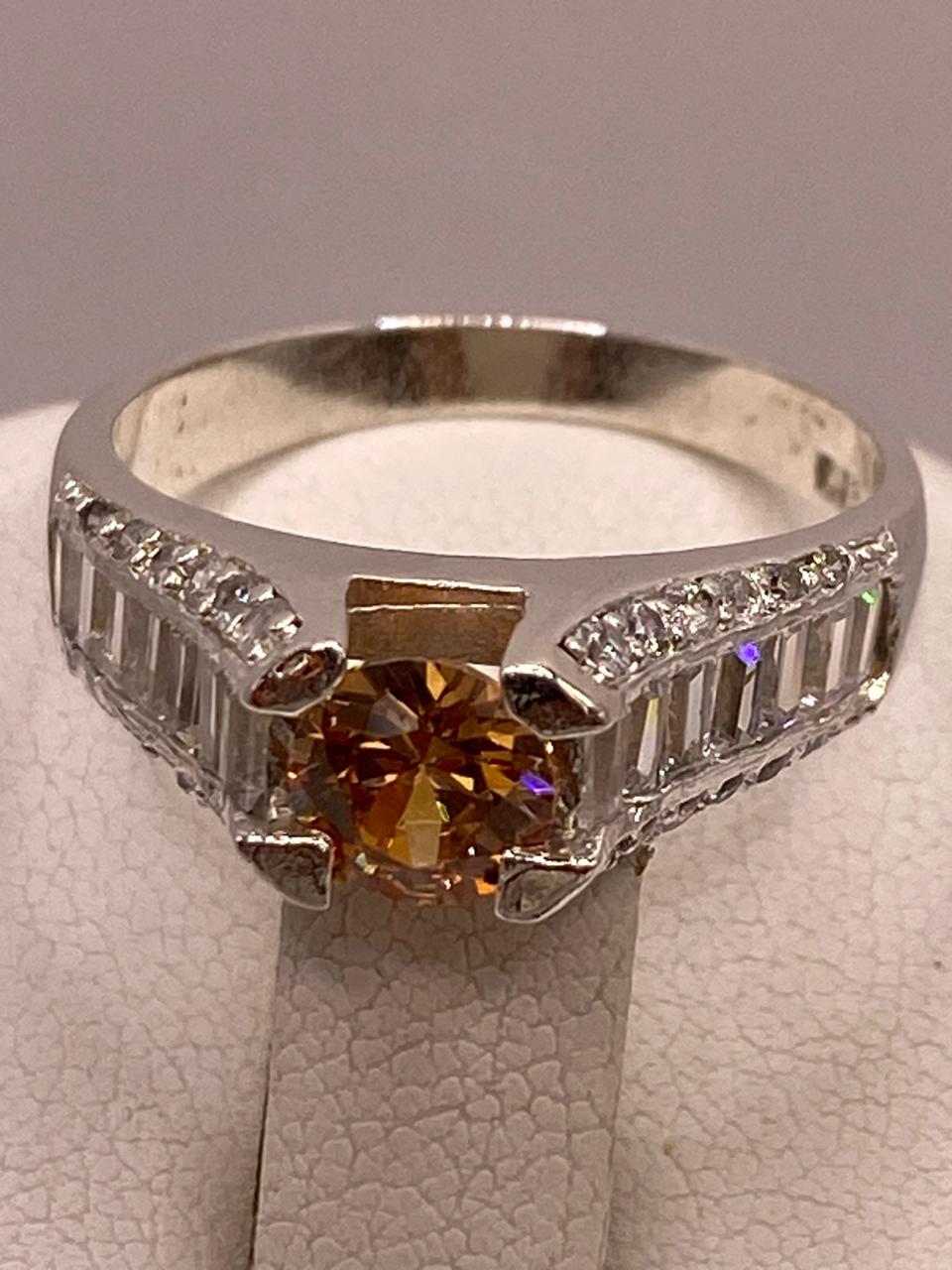 ANILLO SOLITARIO CON ZIRCONIA EN PLATA LEY 925 , sello de autenticidad Plata Ley .925