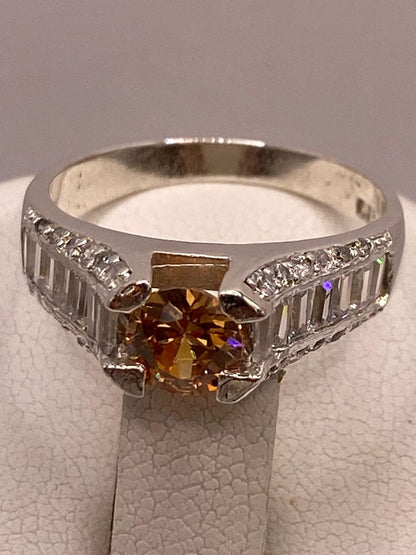Anillo Solitario con Zirconia en Plata Ley 925 , sello de autenticidad Plata Ley .925