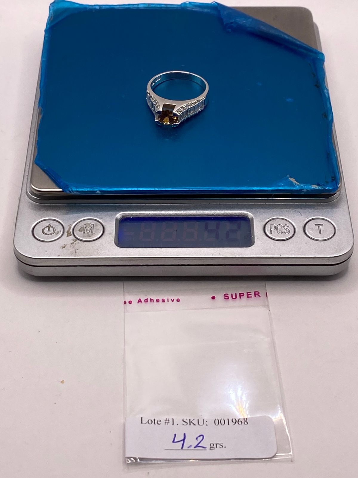 ANILLO SOLITARIO CON ZIRCONIA EN PLATA LEY 925 , peso en gramos (báscula)