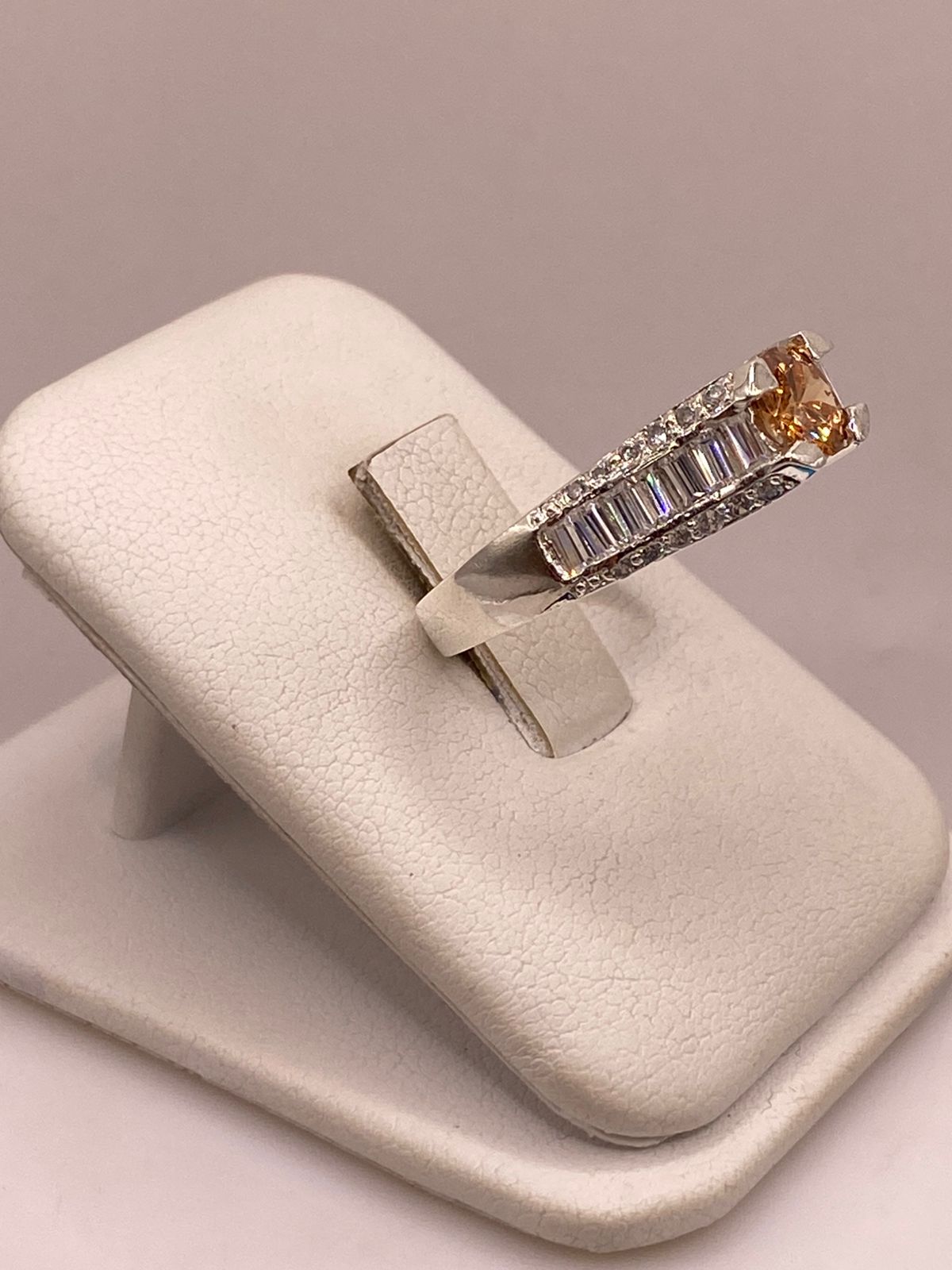 ANILLO SOLITARIO CON ZIRCONIA EN PLATA LEY 925 , vista frontal