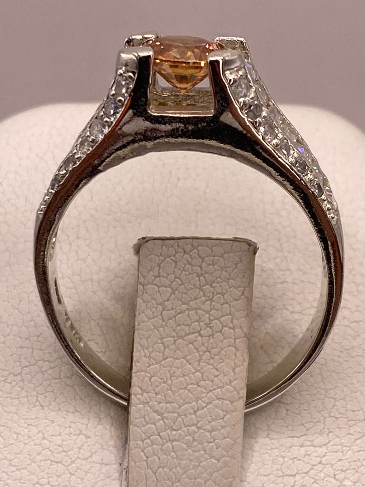 Anillo Solitario con Zirconia en Plata Ley 925 , vista de detalle