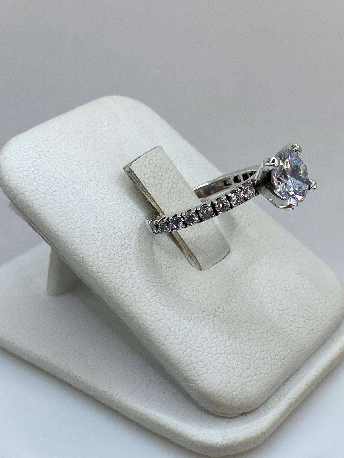 Anillo Solitario con Zirconia en Plata 925, vista lateral