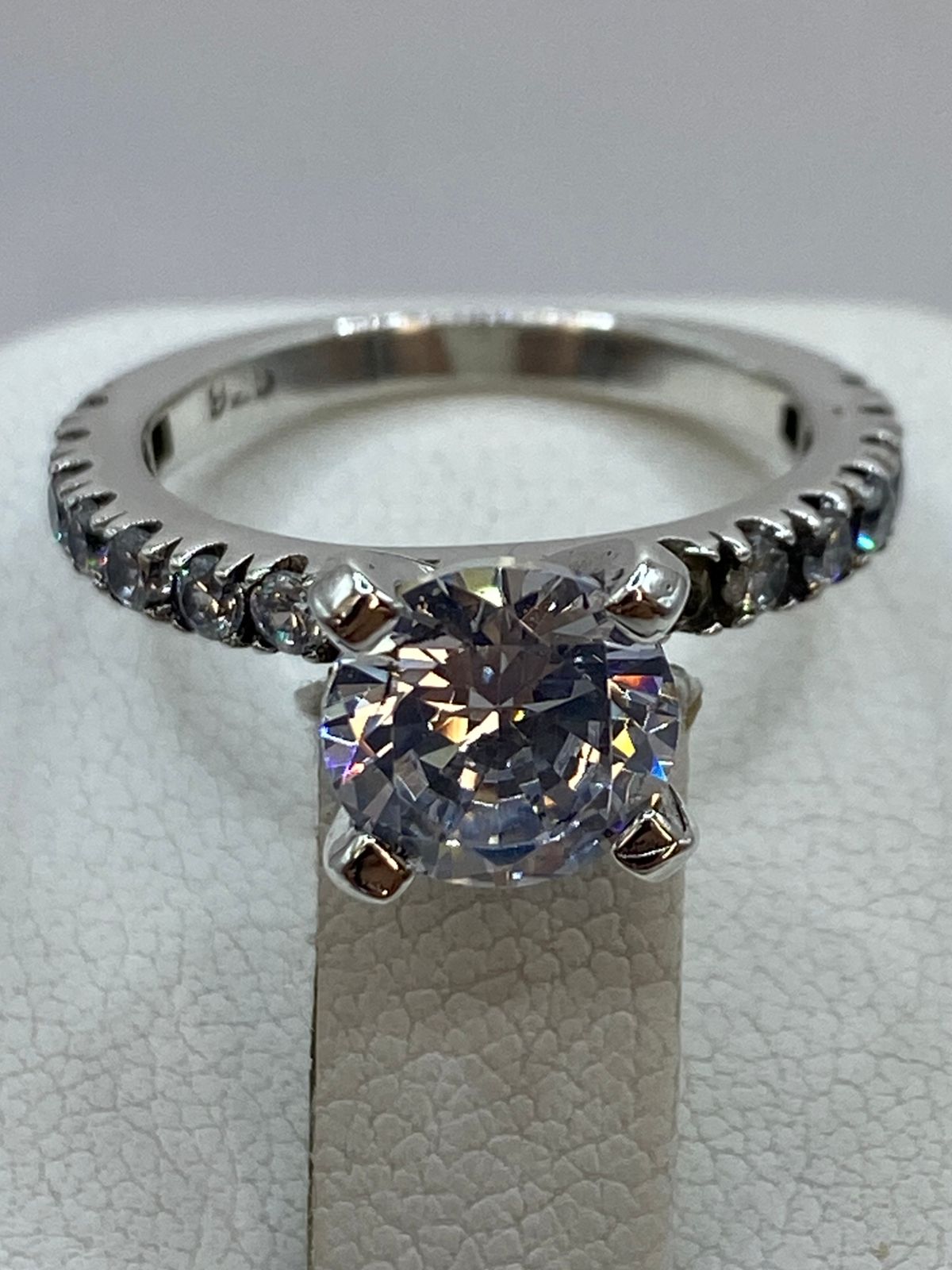 Anillo Solitario con Zirconia en Plata 925, sello de autenticidad Plata Ley .925