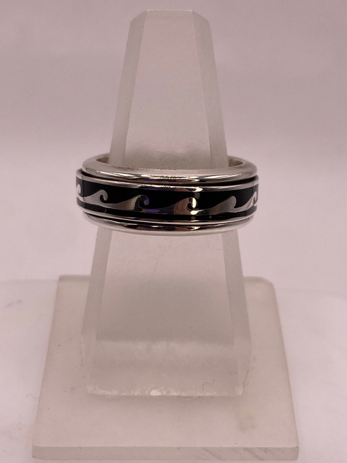 Anillo Spinner de Plata .925 con Diseño de Olas — ángulo diagonal