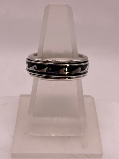 Anillo Spinner de Plata .925 con Diseño de Olas — ángulo diagonal