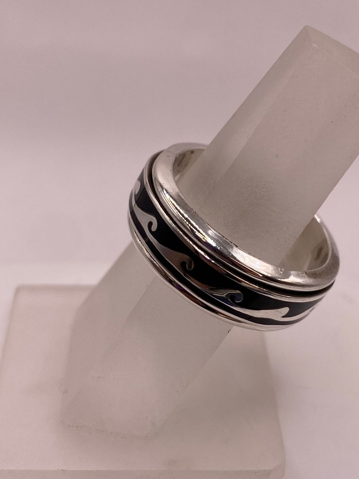 Anillo Spinner de Plata .925 con Diseño de Olas, vista lateral