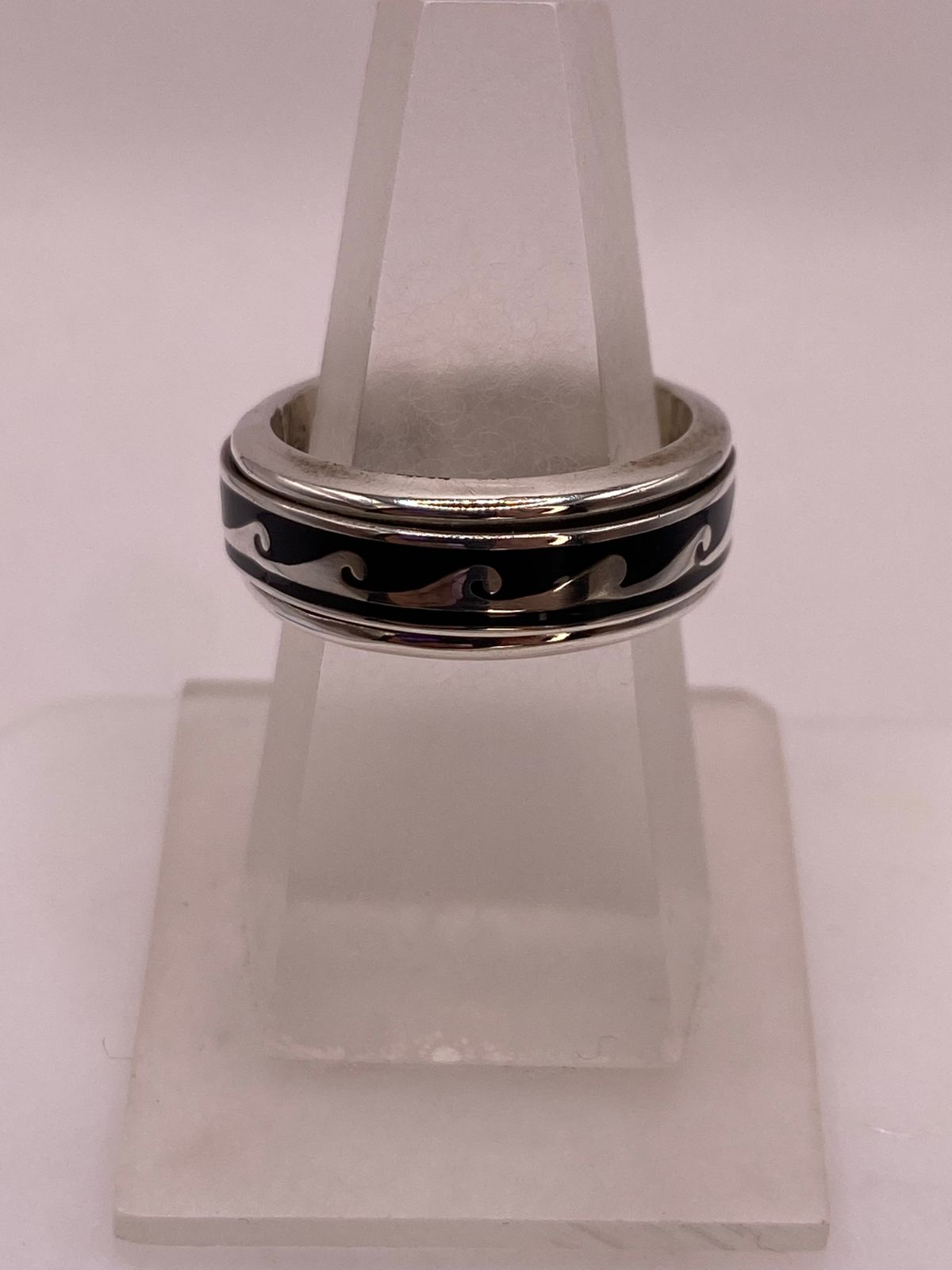 Anillo Spinner de Plata .925 con Diseño de Olas, vista frontal
