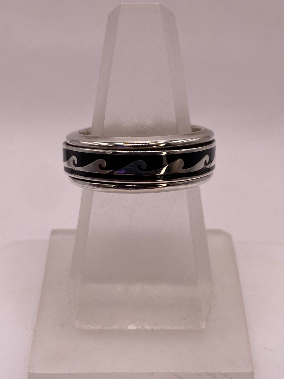 Anillo Spinner de Plata .925 con Diseño de Olas, vista de detalle