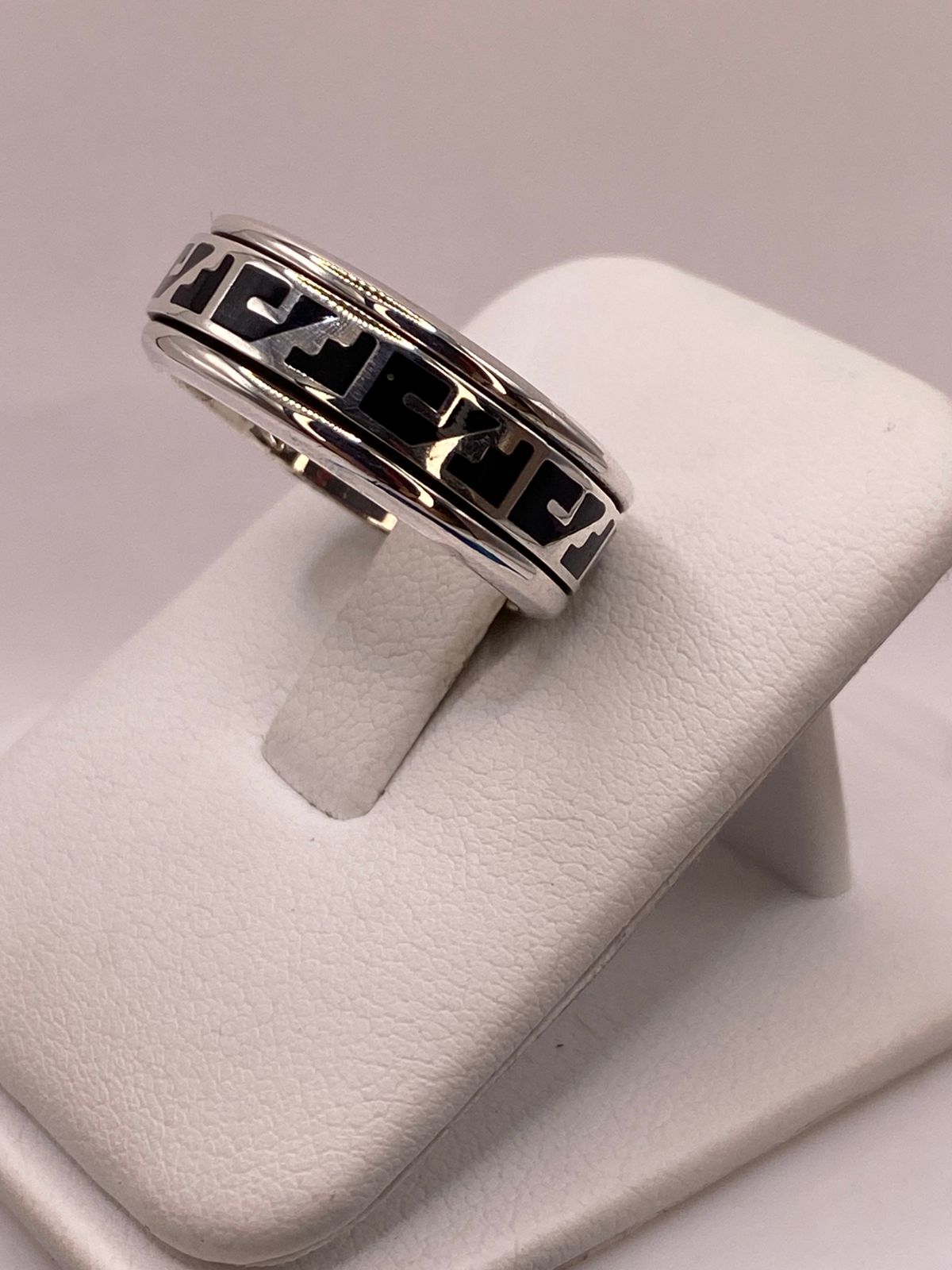 Anillo Spinner de Plata .925 con Greca Azteca, vista frontal