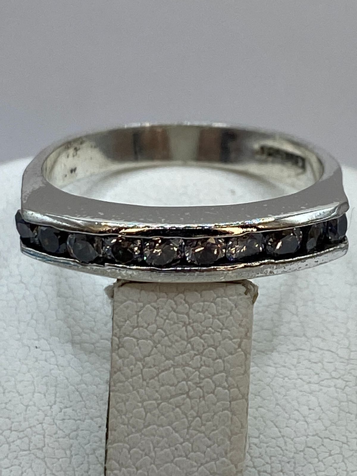 Anillo Tipo Banda con Zirconias en Plata 925, vista posterior