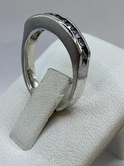 Anillo Tipo Banda con Zirconias en Plata 925, vista superior