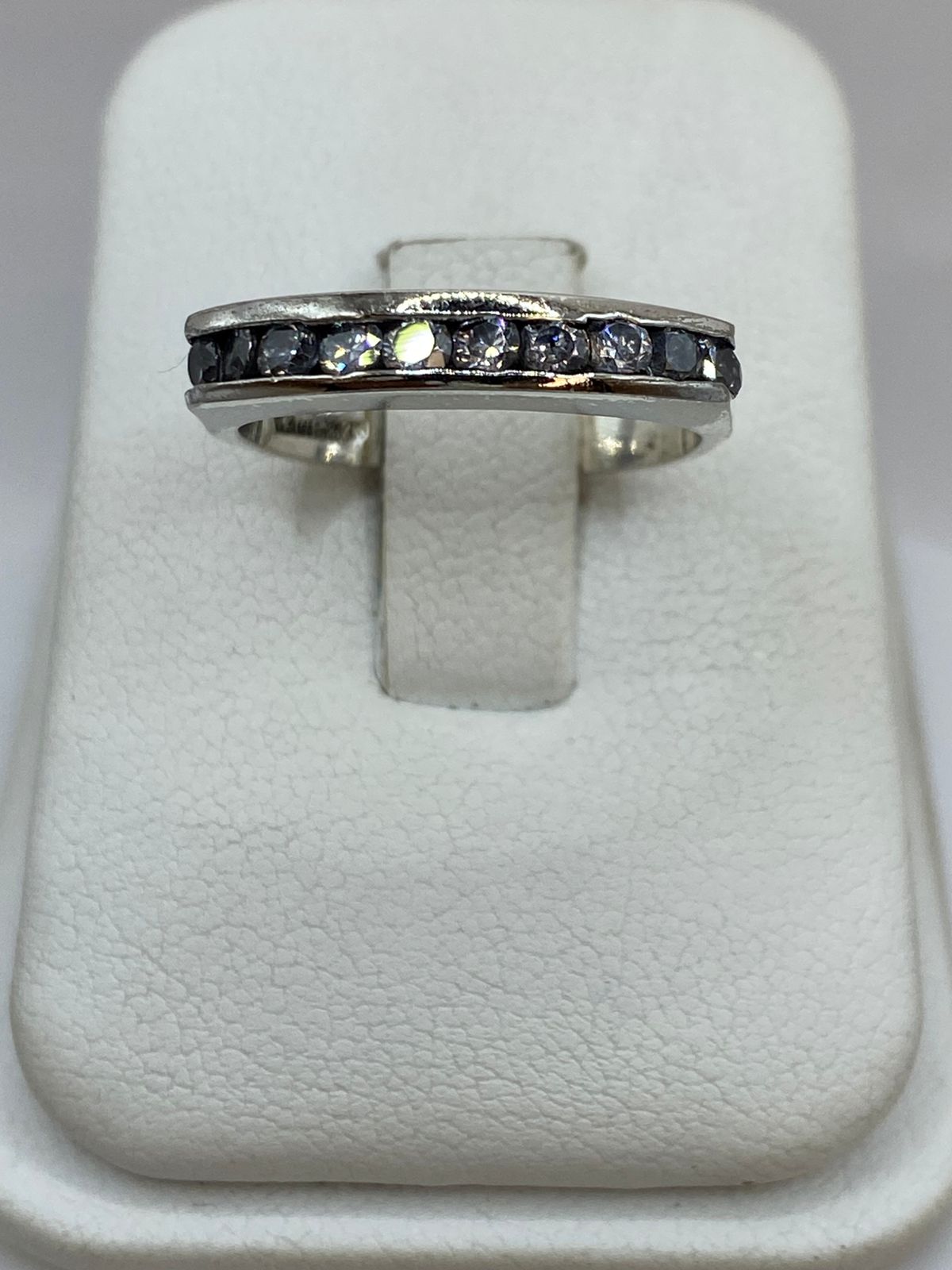 Anillo Tipo Banda con Zirconias en Plata 925, vista frontal
