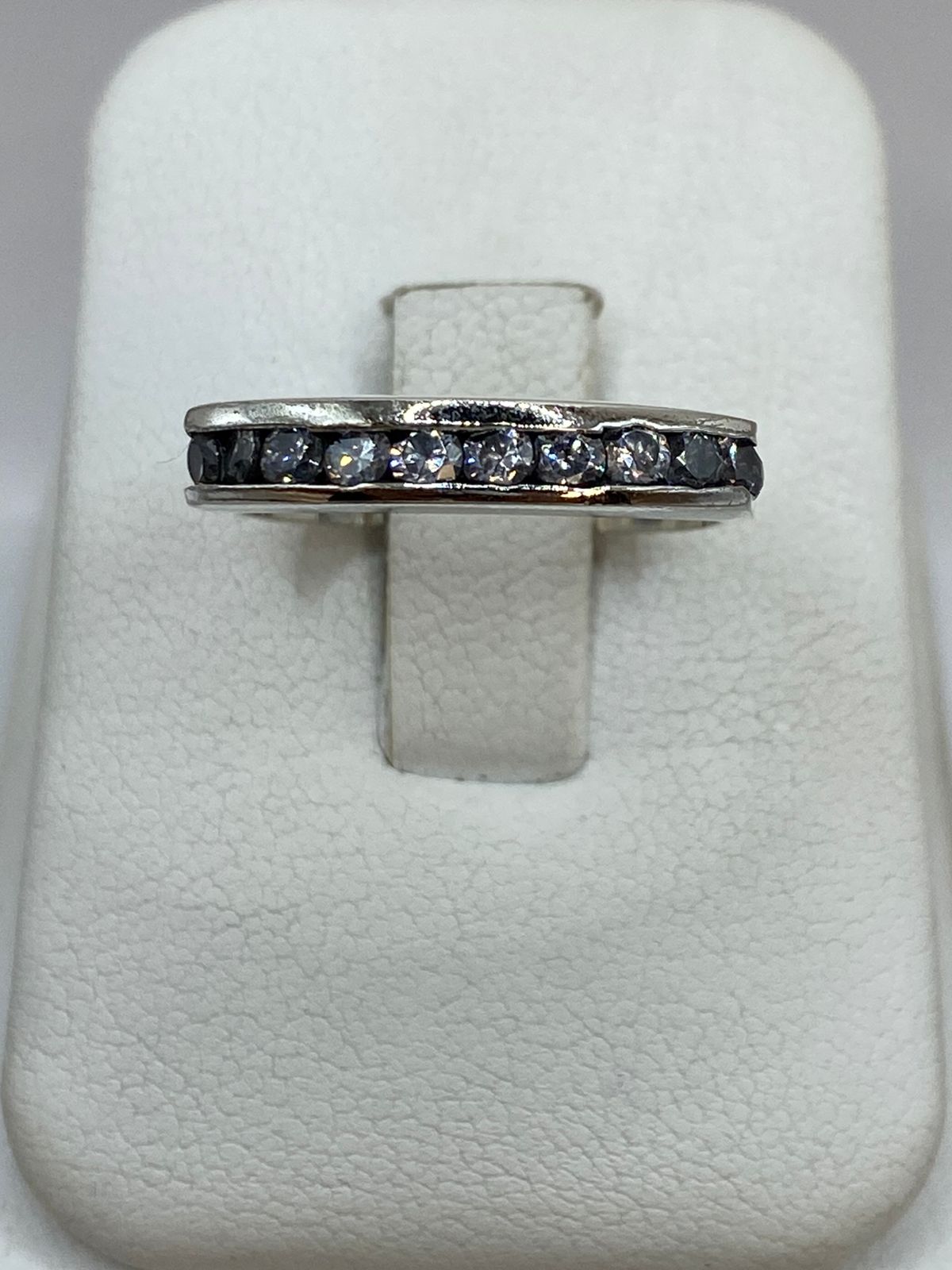 Anillo Tipo Banda con Zirconias en Plata 925 — detalle de acabado