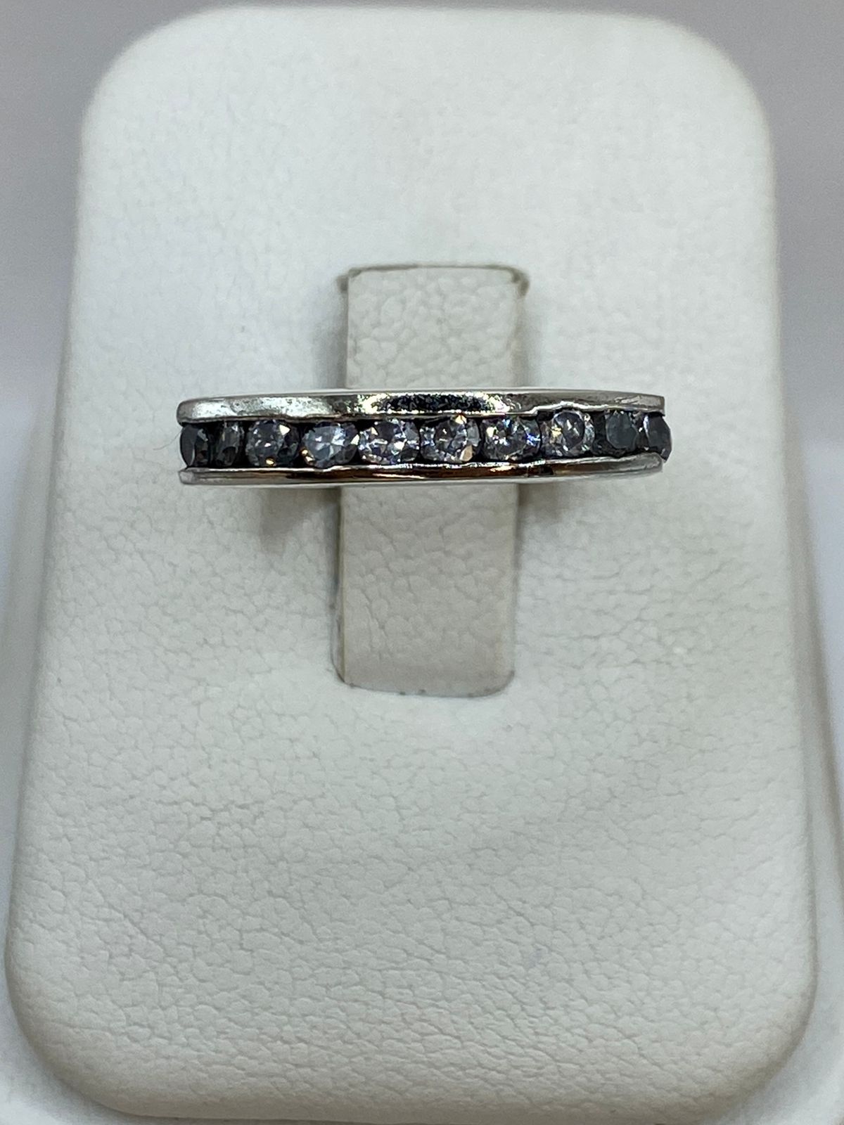 Anillo Tipo Banda con Zirconias en Plata 925, vista lateral