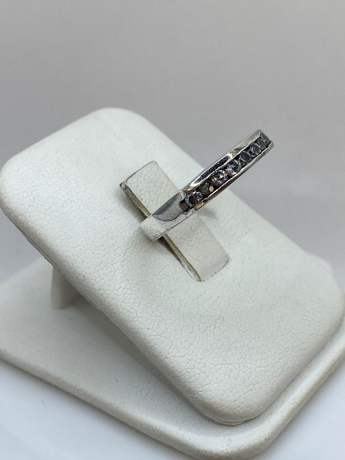 Anillo Tipo Banda con Zirconias en Plata 925, vista de detalle