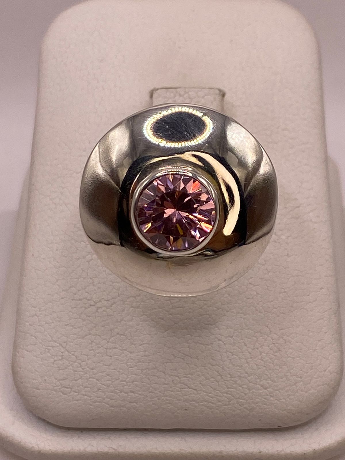 Anillo Tipo Domo de Plata 925 con Zirconia Rosa en báscula mostrando peso