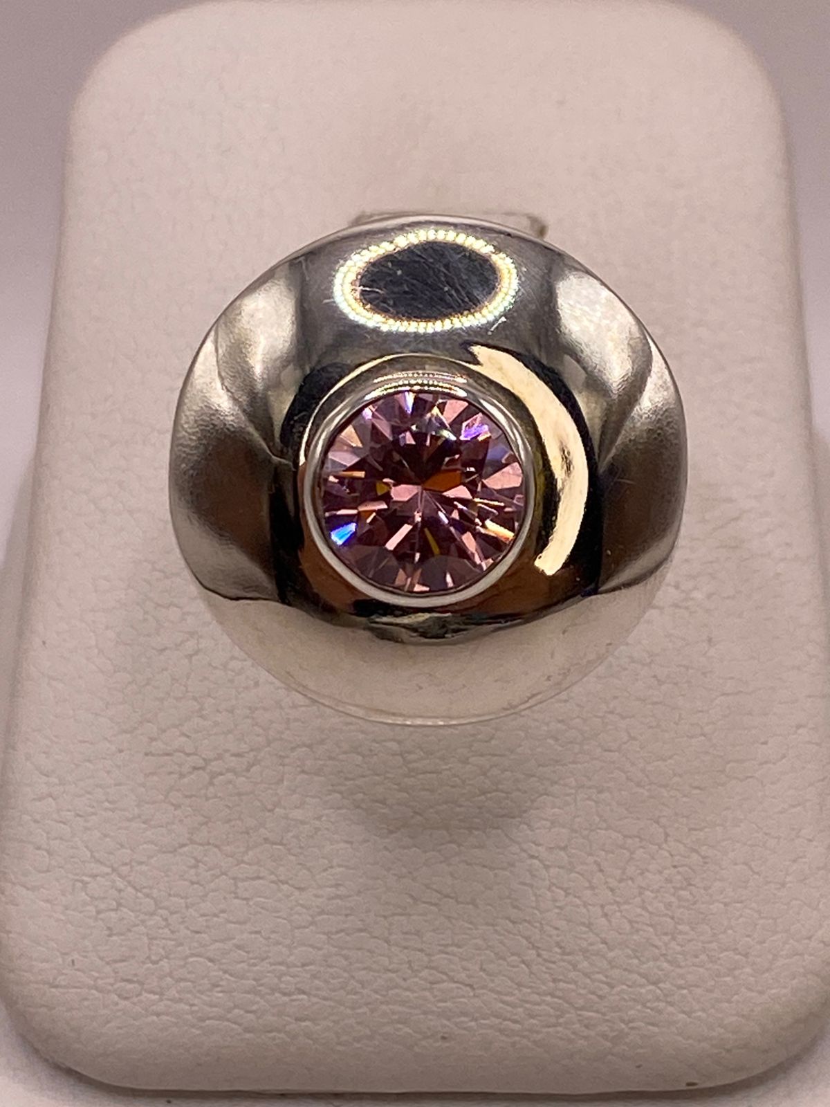 Anillo Tipo Domo de Plata 925 con Zirconia Rosa, vista frontal