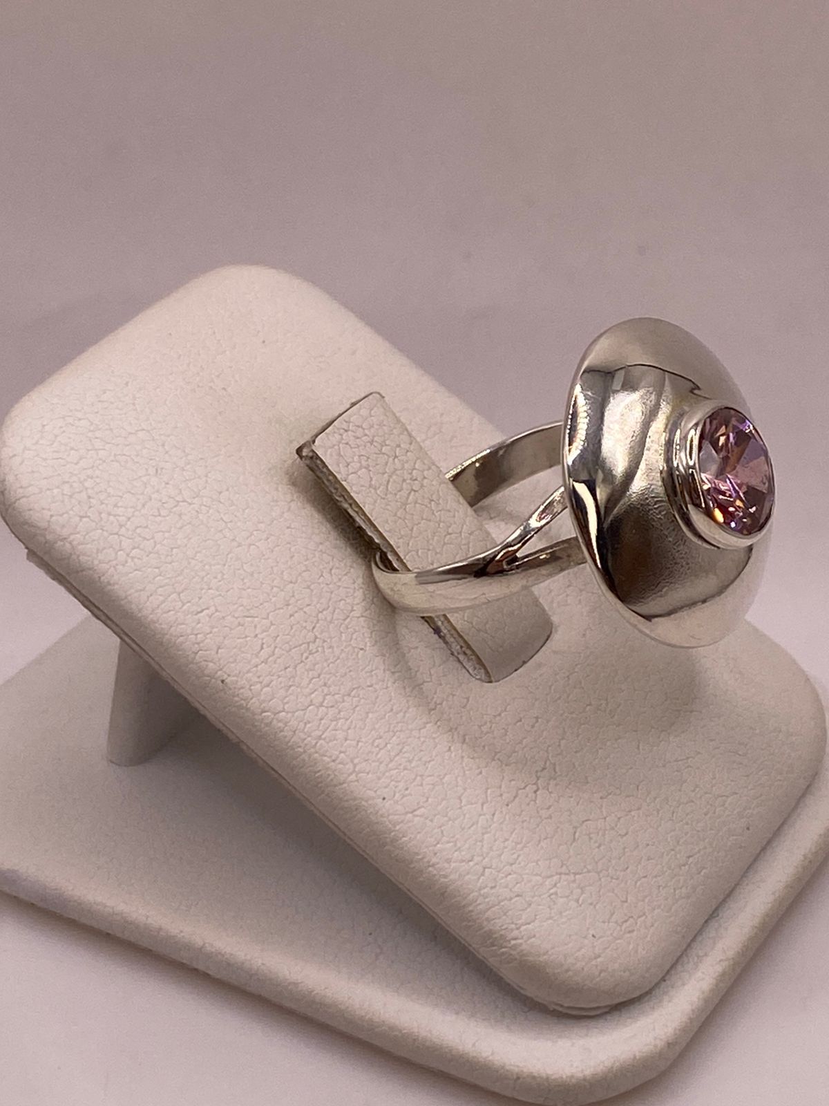 Anillo Tipo Domo de Plata 925 con Zirconia Rosa, vista lateral