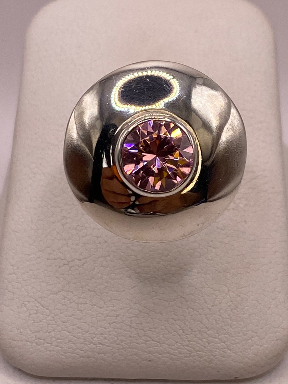 Anillo Tipo Domo de Plata 925 con Zirconia Rosa, vista de detalle