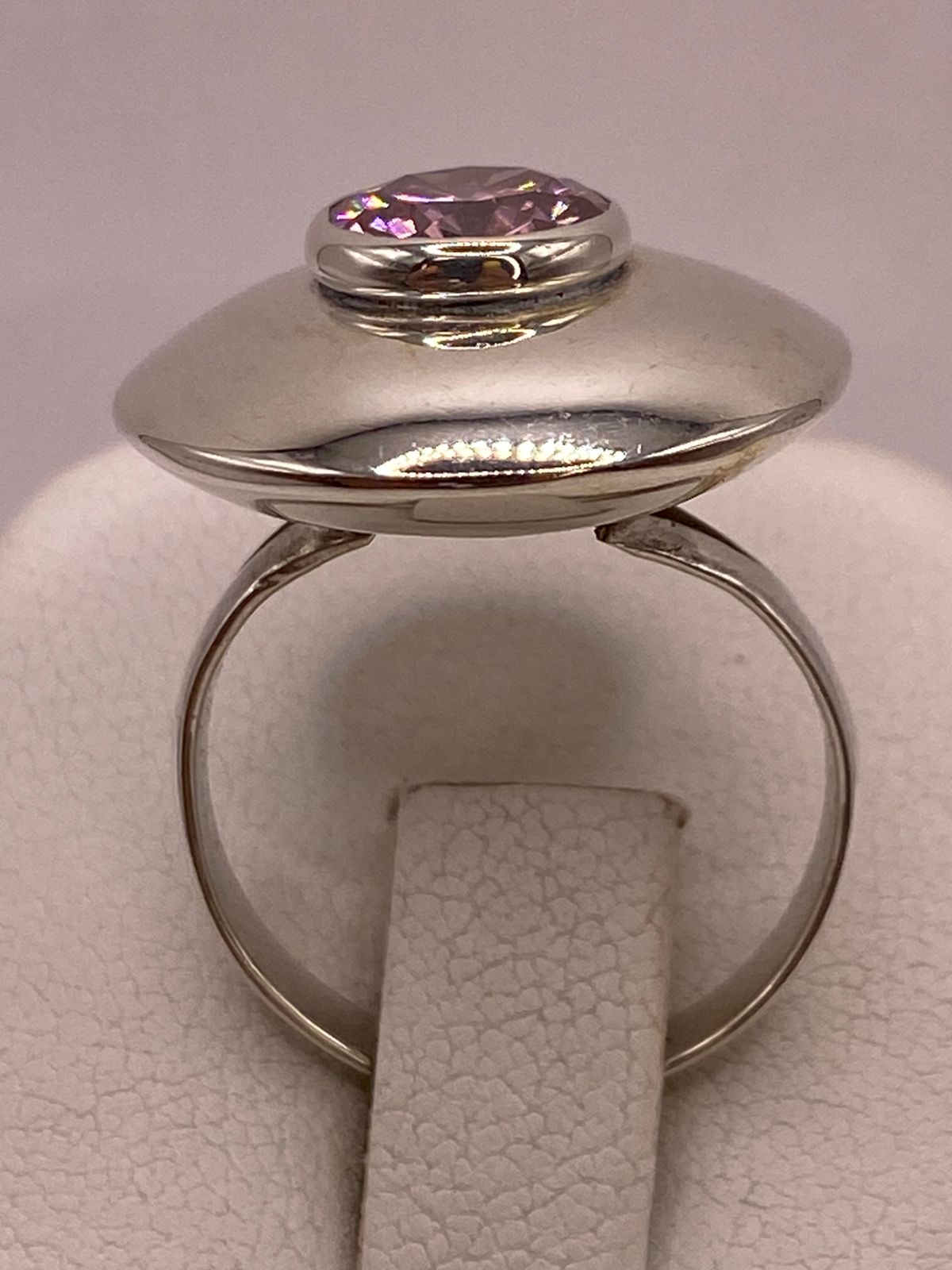 Anillo Tipo Domo de Plata 925 con Zirconia Rosa, vista superior