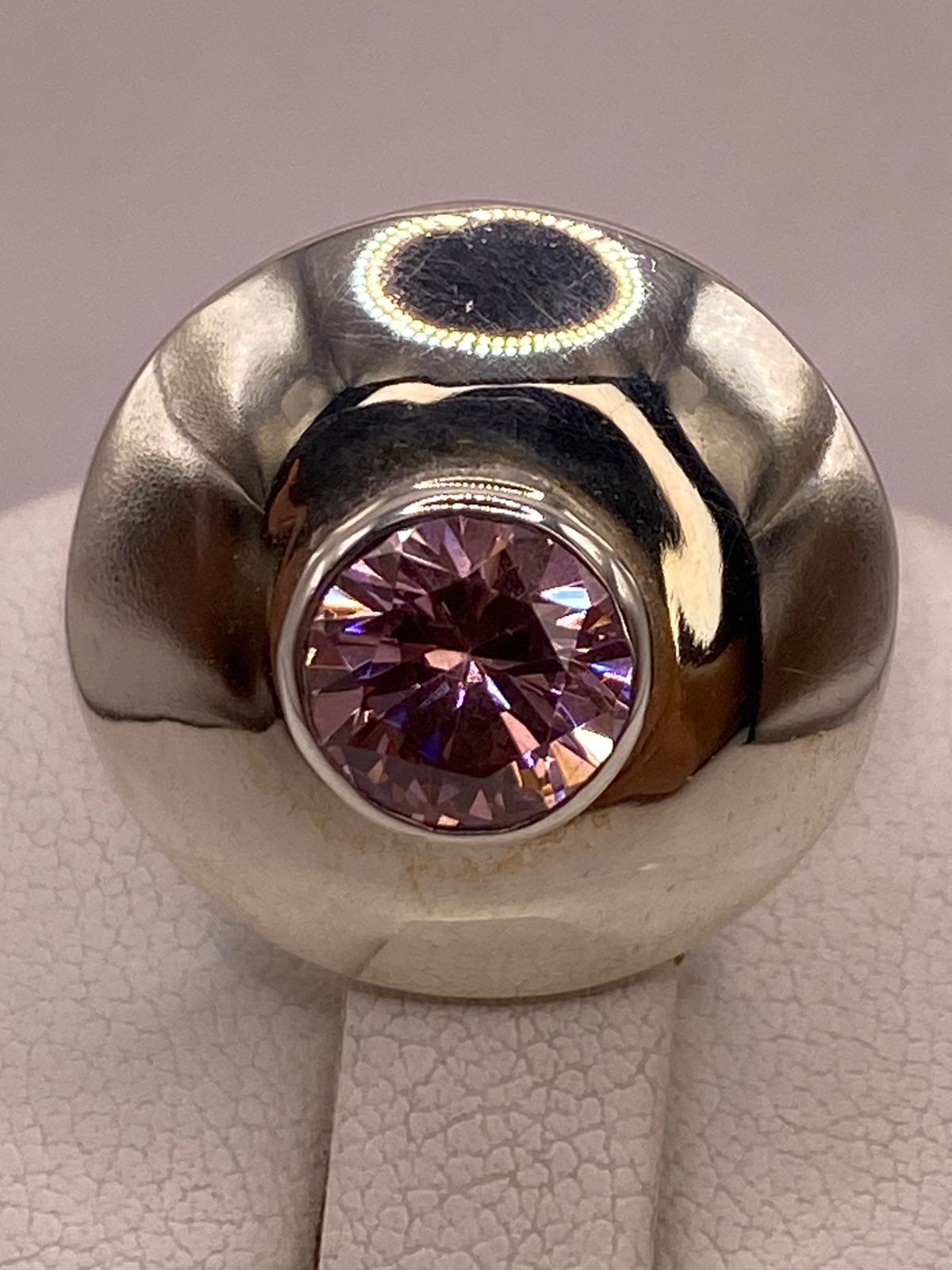 Anillo Tipo Domo de Plata 925 con Zirconia Rosa, sello de autenticidad Plata Ley .925