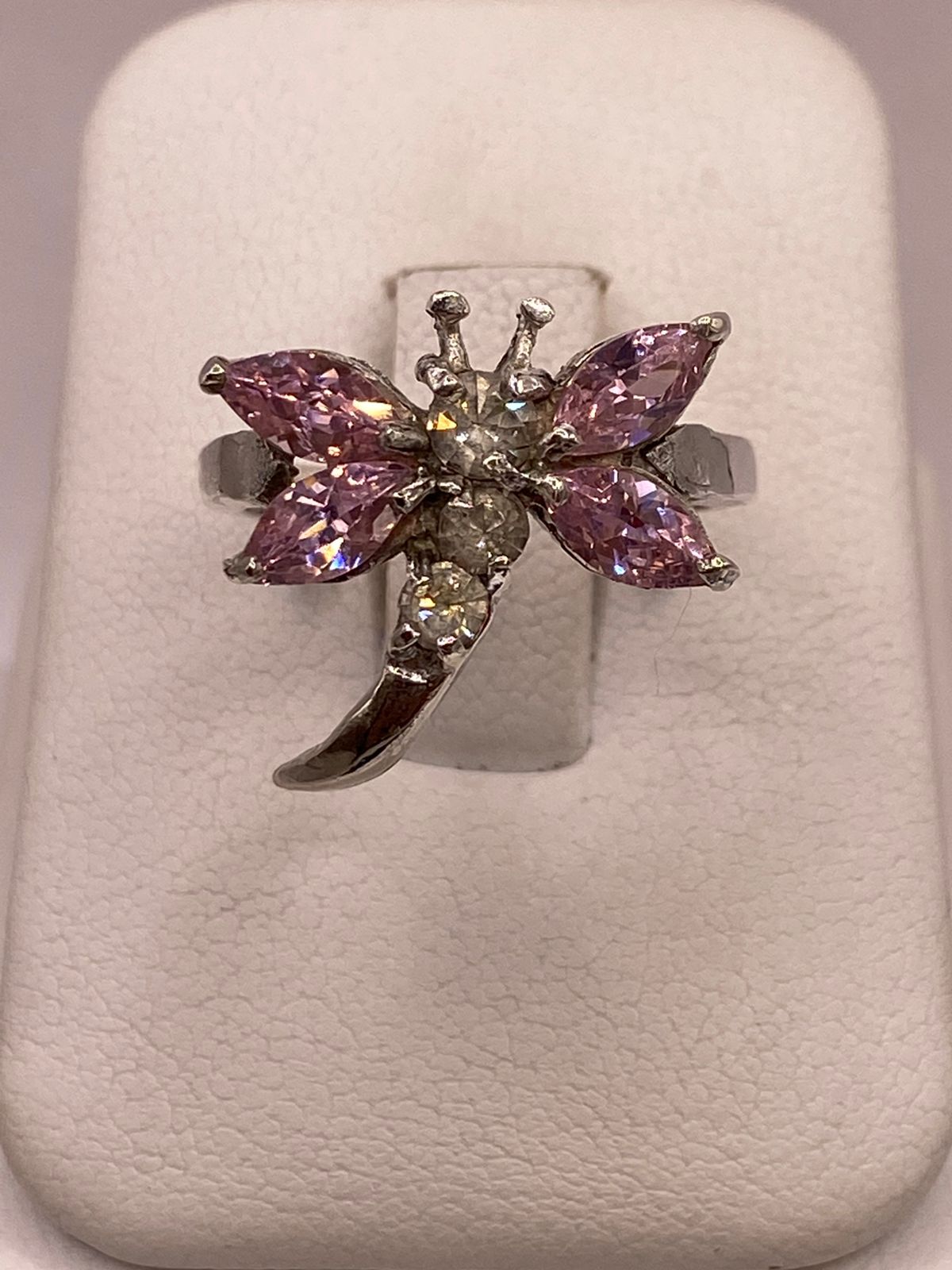 Anillo Tipo Libélula con Zirconia en Plata Ley 925 en báscula mostrando peso
