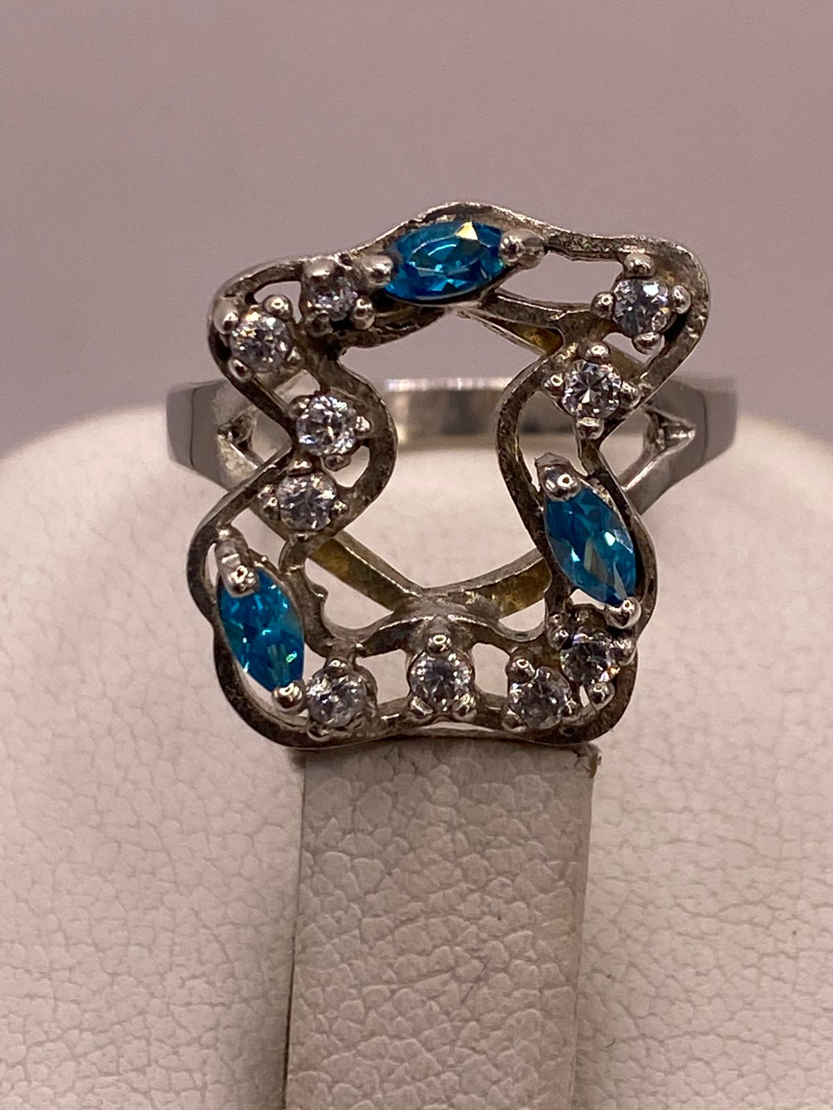 Anillo Tipo Osito de Plata Ley 925 con Zirconias Azules, vista superior