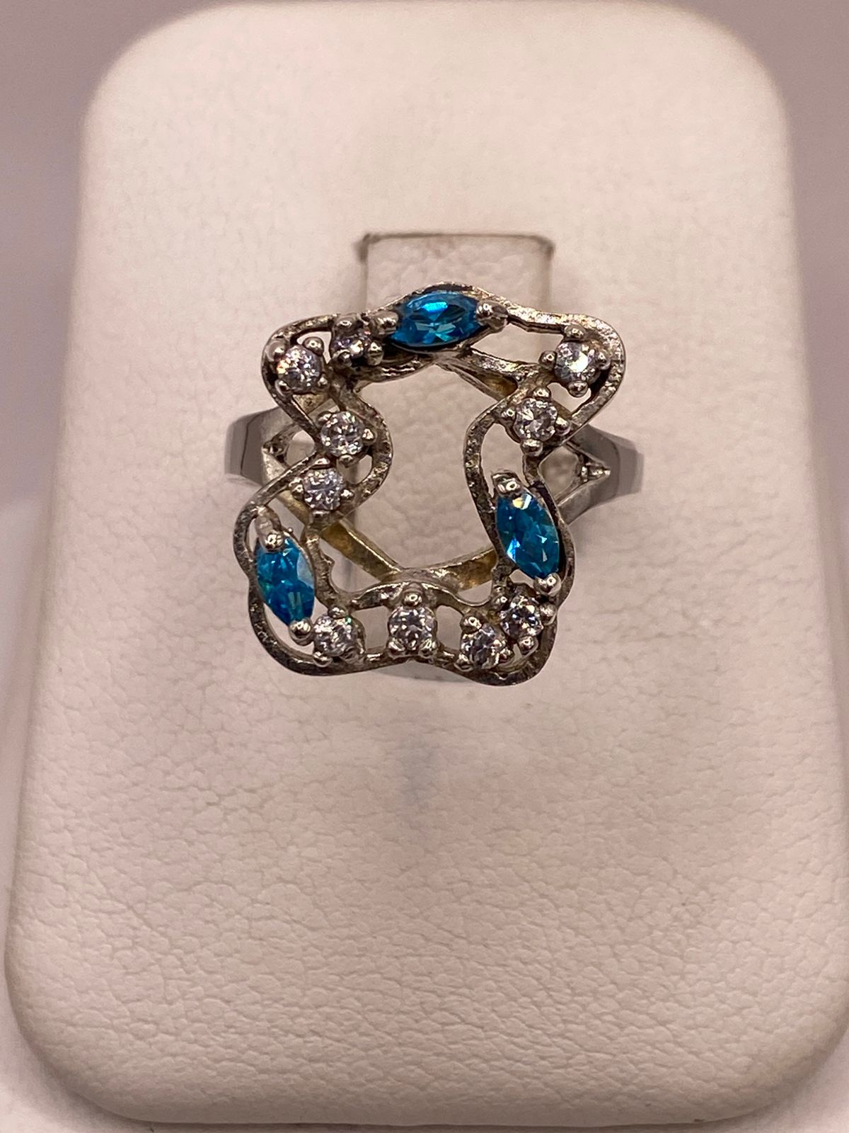 Anillo Tipo Osito de Plata Ley 925 con Zirconias Azules, vista frontal