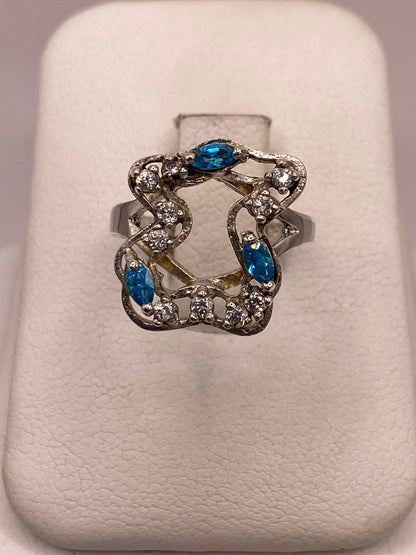 Anillo Tipo Osito de Plata Ley 925 con Zirconias Azules, vista frontal