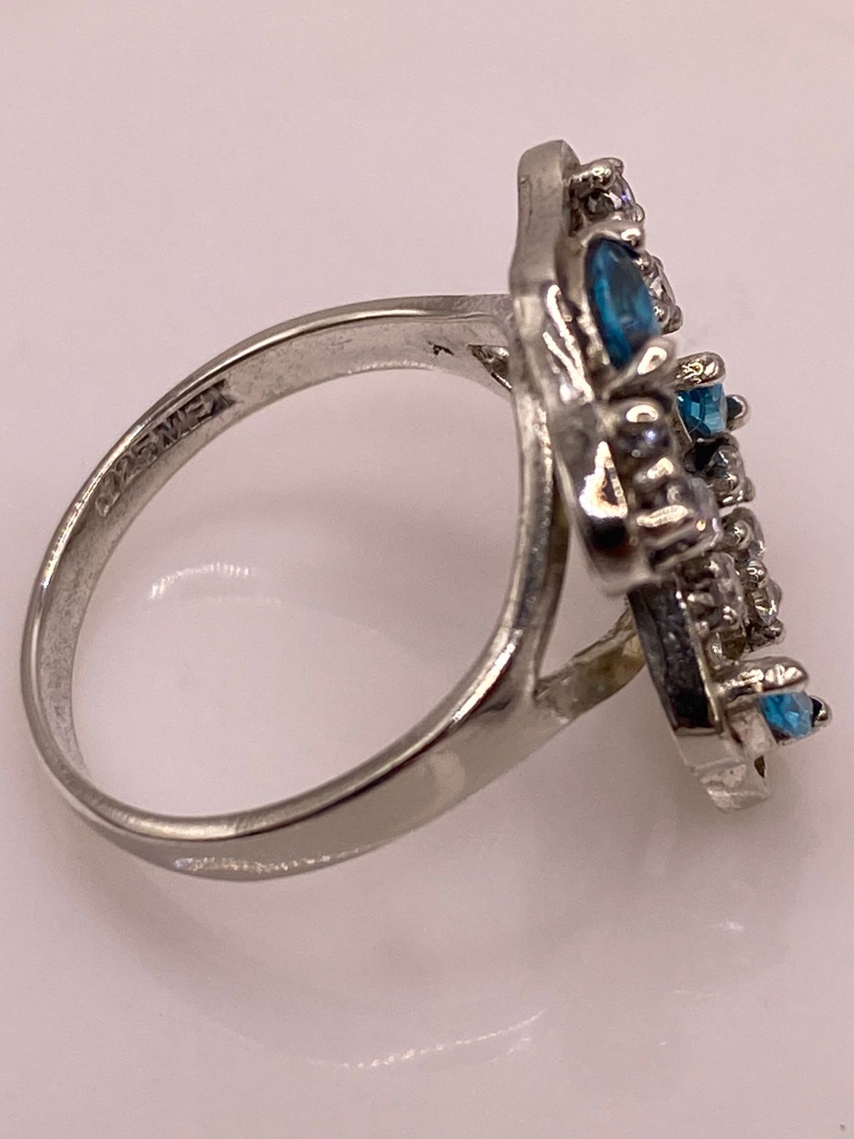 Anillo Tipo Osito de Plata Ley 925 con Zirconias Azules, sello de autenticidad Plata Ley .925