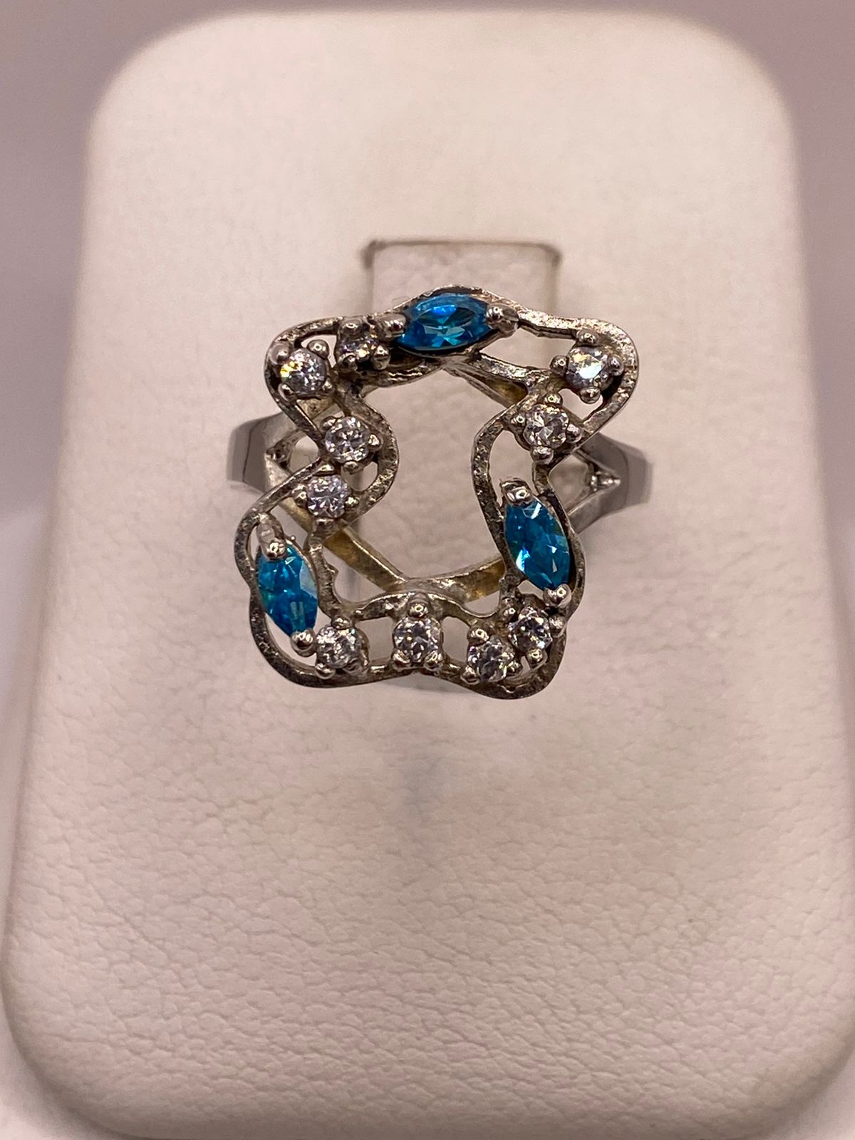 Anillo Tipo Osito de Plata Ley 925 con Zirconias Azules en báscula mostrando peso