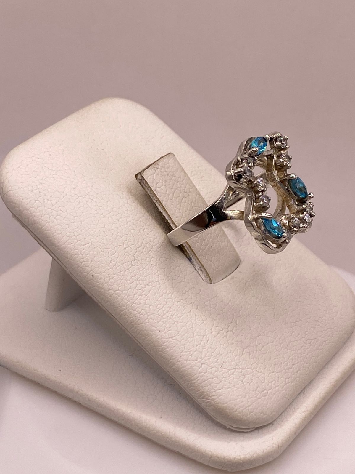 Anillo Tipo Osito de Plata Ley 925 con Zirconias Azules, vista lateral