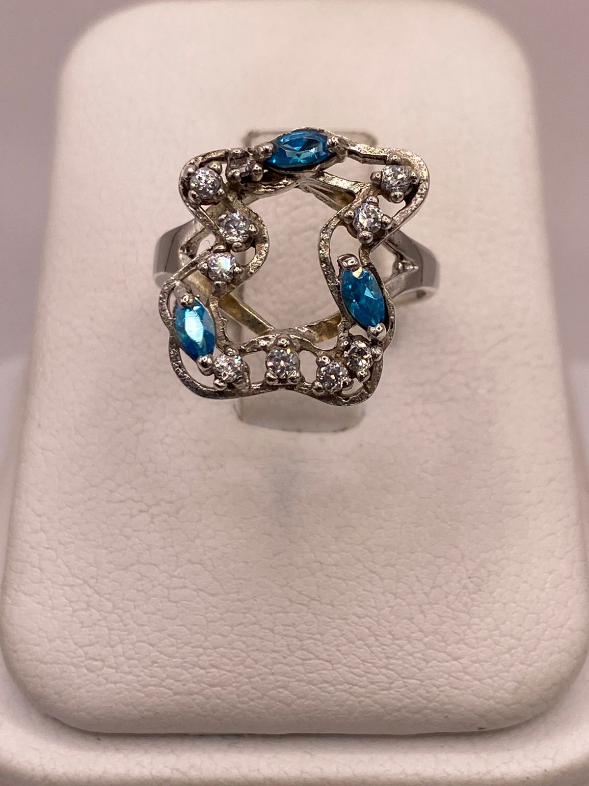 Anillo Tipo Osito de Plata Ley 925 con Zirconias Azules, vista de detalle
